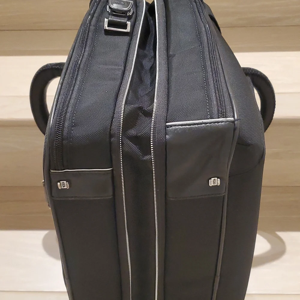 Tumi Arrivé T-Pass Kennedy Expandable Deluxe Brief Laptop Carryall Brief…